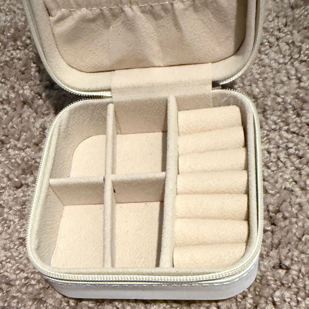 Travel Square Zip Jewelry Case White NEW